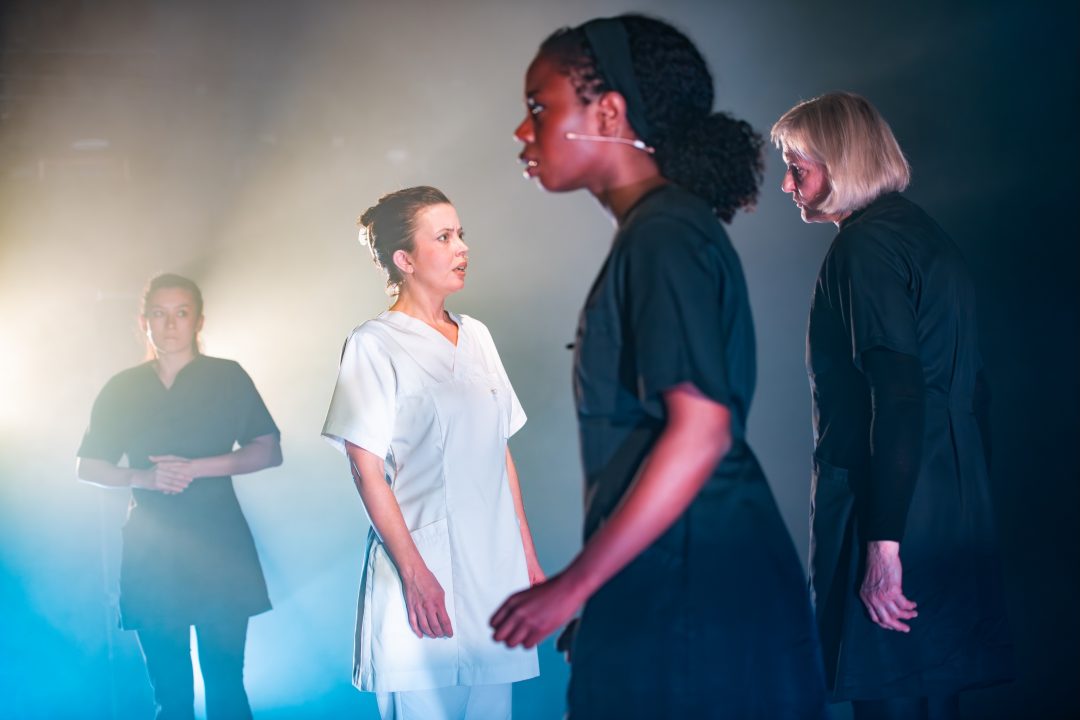 Lærke Schreve Engelbrecht and four other actors standing on a brightly lit stage.